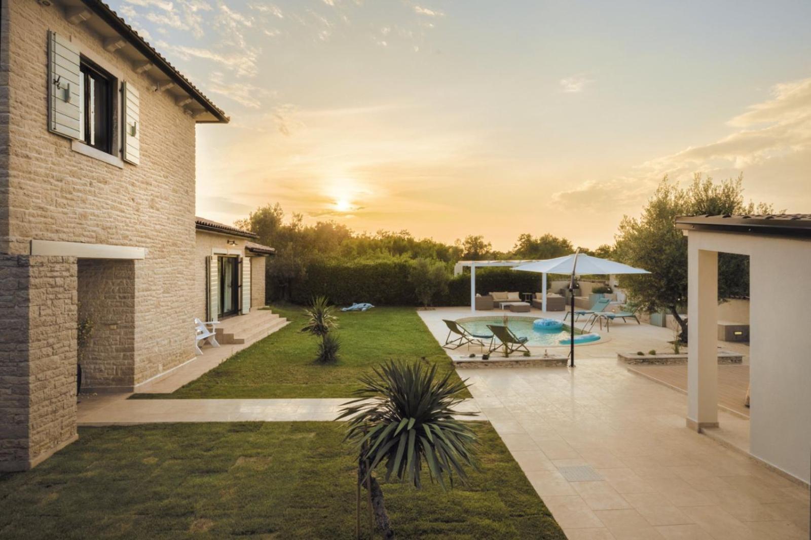 Luxury Villa In Istria - 9,000 Sqm Private Estate With Pool & Sauna, 15 Min To Sea, Near Fazana, 3 Bedrooms Juršići Exterior foto